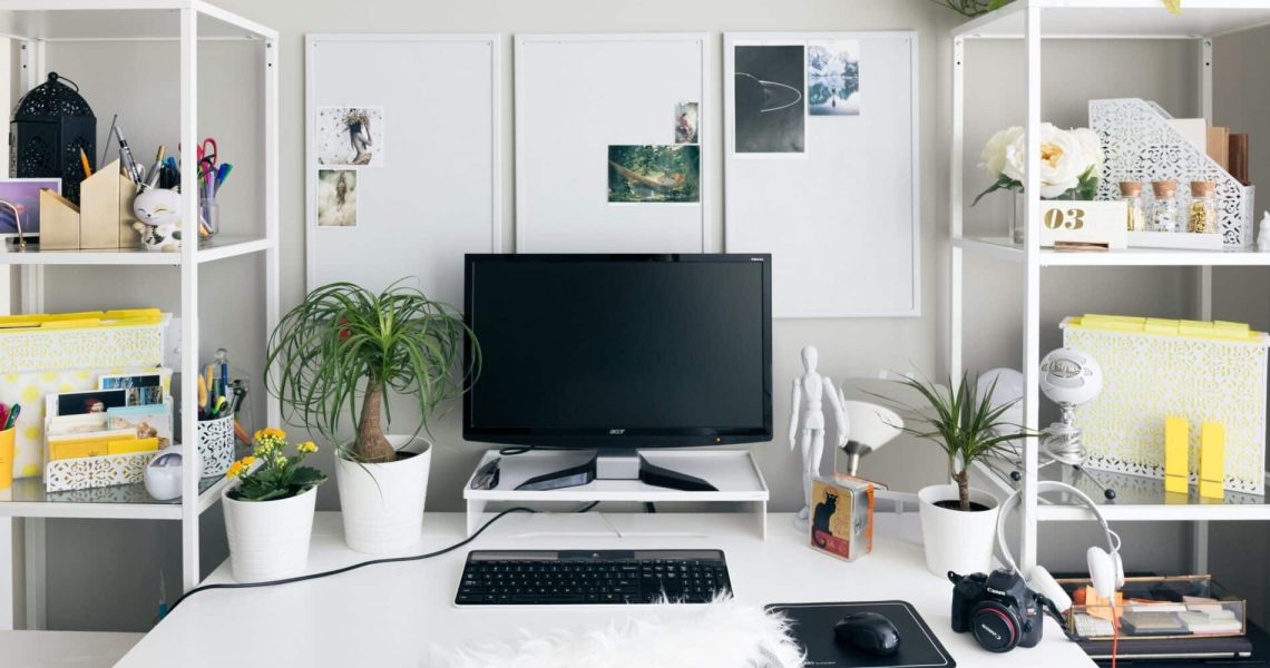 un bureau d'intérieur avec les plantes adaptées à l'environnement de travail
