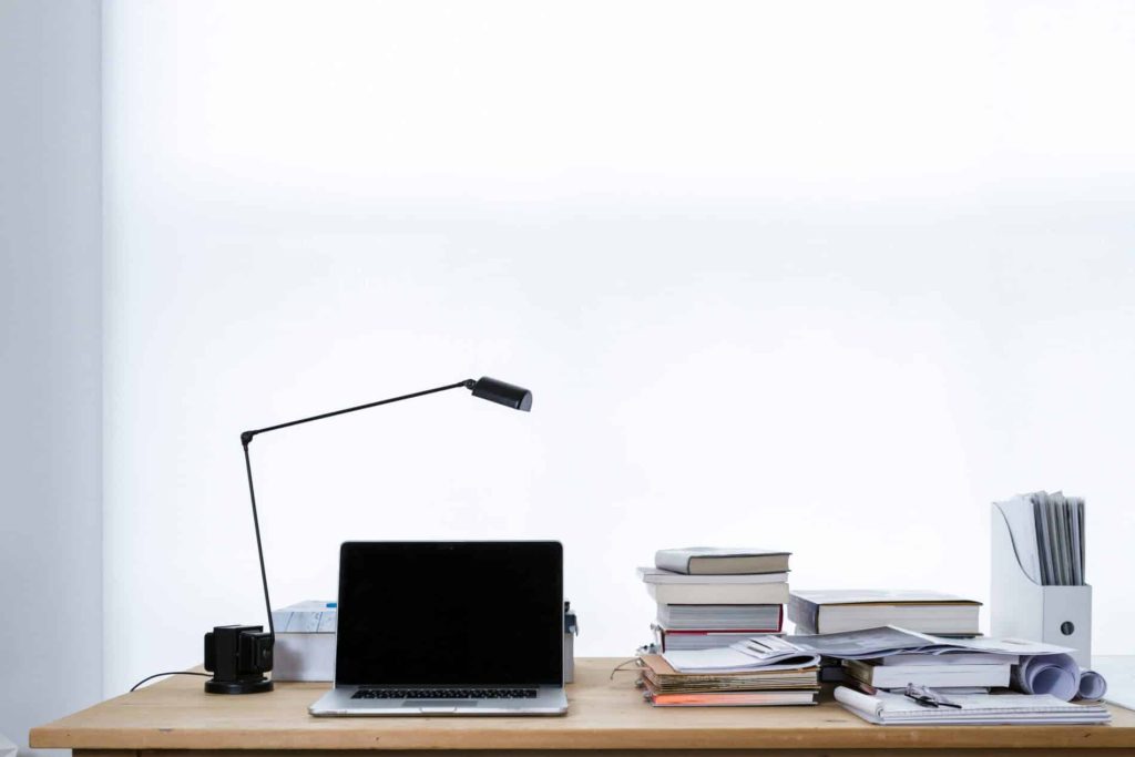 bureau spécialisé avec lampe pour ordinateur portable